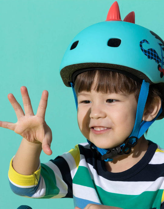 boy-wearing-awesome-3D-scootersauras-LED-helmet_20f1534b-c63b-4b5f-b3d8-76cfd7510f47_540x